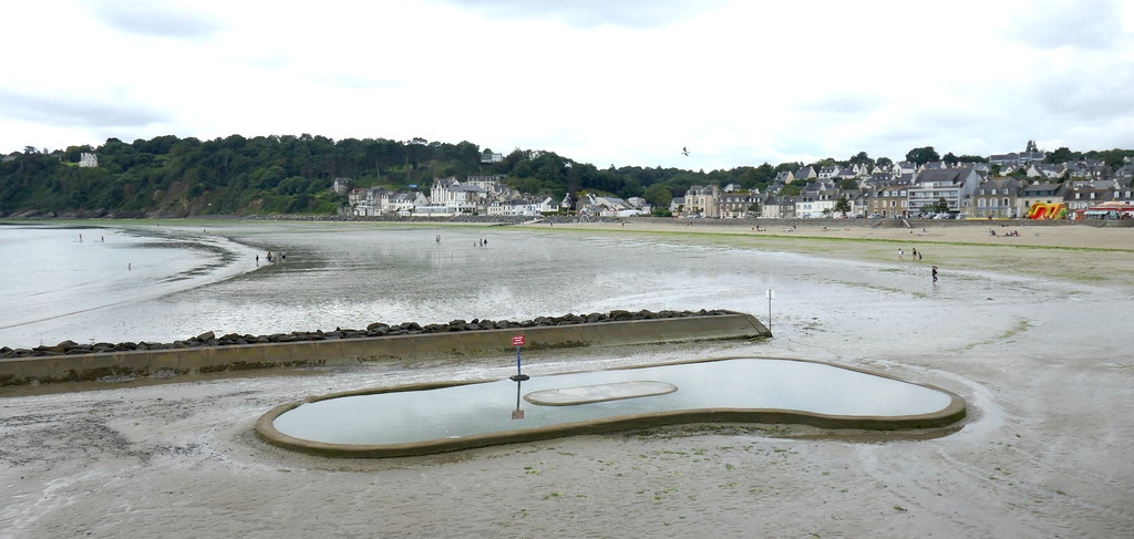 La pataugeoire est vide, plage de la Banche, Binic, commune de Binic-Etables sur mer, Plérin, Pays de Goëlo, Côtes d'Armor, Bretagne.