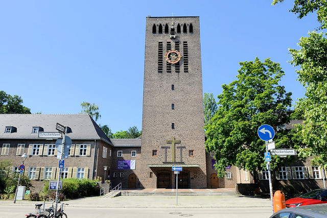 3842 Christophoruskirche am Schuckertdamm, Architekt Hans Christoph Hertlein  - Architekturstil der Neuen Sachlichkeit - geweiht 1932;  - Fotos von Siemensstadt, Ortsteil des Bezirks Spandau in Berlin.
