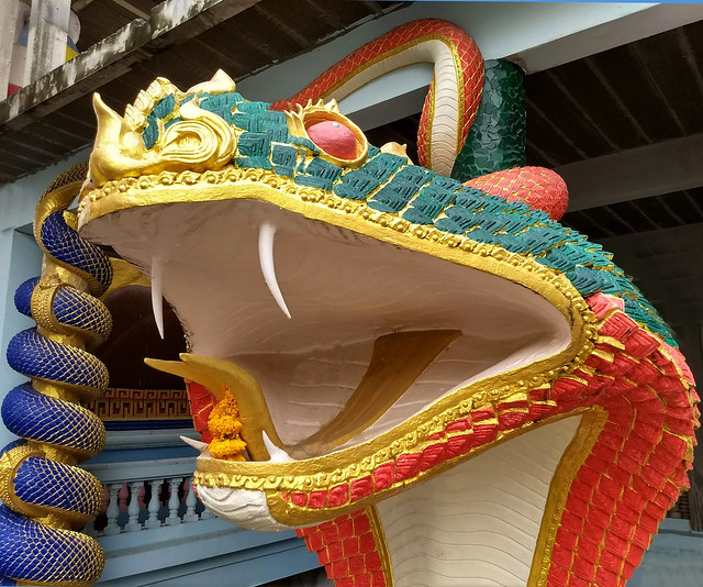 Northeast Thailand. There is a gigantic snake statue in front of the temple. Voor de tempel bevindt zich een gigantische slangenbeeld.  Il y a une gigantesque statue de serpent devant le temple.  Vor dem Tempel steht eine riesige Schlangenstatue.