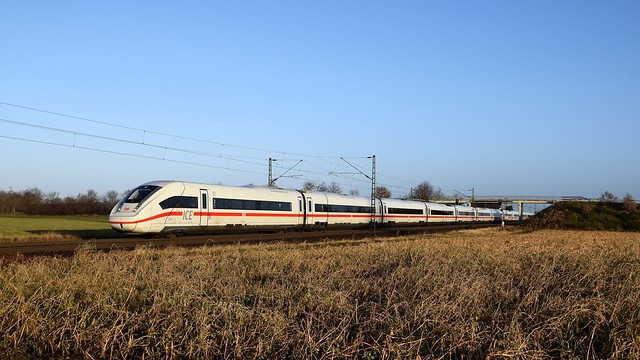 DB Fernverkehr Tz 9005 (412 005) als ICE 517 Hamburg-Altona - München Hbf, es führ 5812 005 (Marl, NI, 01.02.2024).