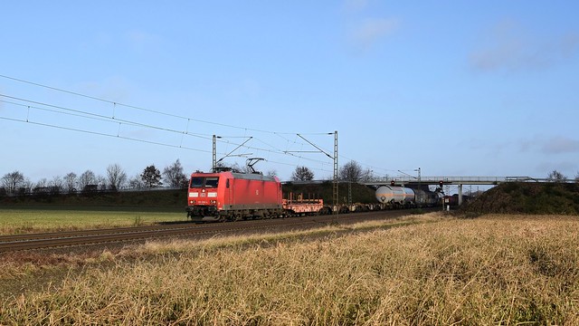 DB Cargo 185 068-4 mit gemischtem Güterzug EZ 51024 Maschen Rbf - Hagen-Vorhalle (Marl, NI, 01.02.2024).