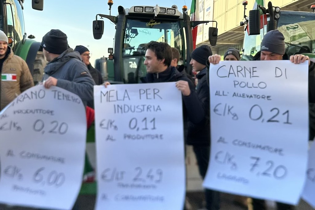 Gli agricoltori che protestano fuori da Fieragricola