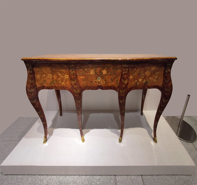 Escritorio de maderas finas bronce dorado cuero y terciopelo 1759 de talleres franceses Museo Galería de las Colecciones Reales Patrimonio Nacional Madrid