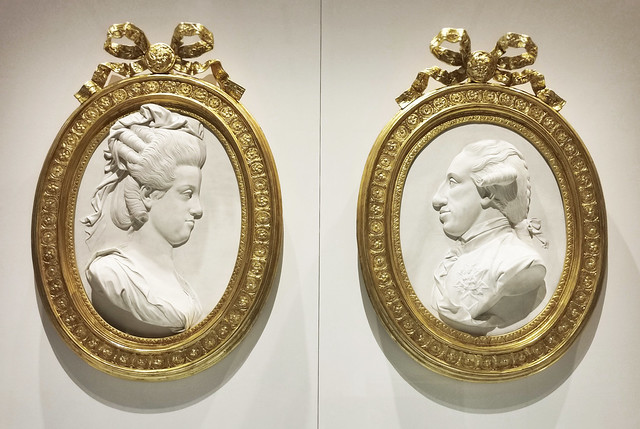 Relieves de los reyes Fernando IV de Nápoles y María Carolina de Austria 1781 de La Real fábrica de porcelana de Nápoles Museo Galería de las Colecciones Reales Patrimonio Nacional Madrid