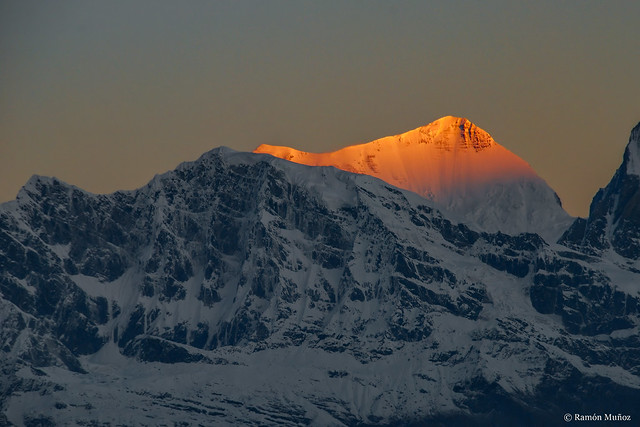 DSC0998 Amanecer sobre el Dhaulagiri III, 7.715 m., y el Dhaulagiri V, 7.618 m., desde Poon Hill, 3.193 m., Trekking de los Annapurnas, Nepal
