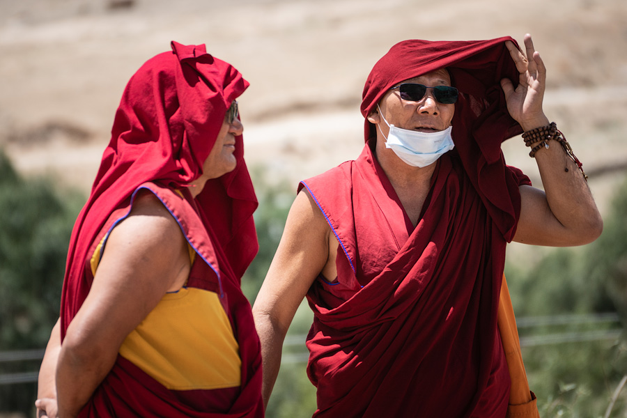 Тибетские монахи на церемонии