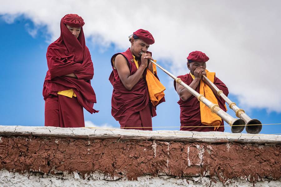 Монахи играют на дунченах
