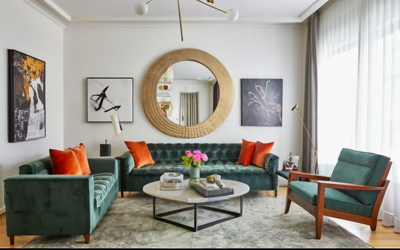 uma salda com decoração moderna e um sofá de veludo