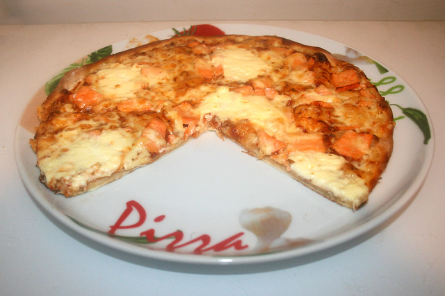 Pizza Alaska - Sliced / Angeschnitten