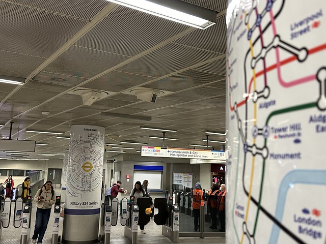 Circular tube maps in King's Cross tube