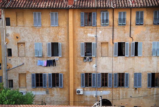 Hanging Out the Washing Italian Style!