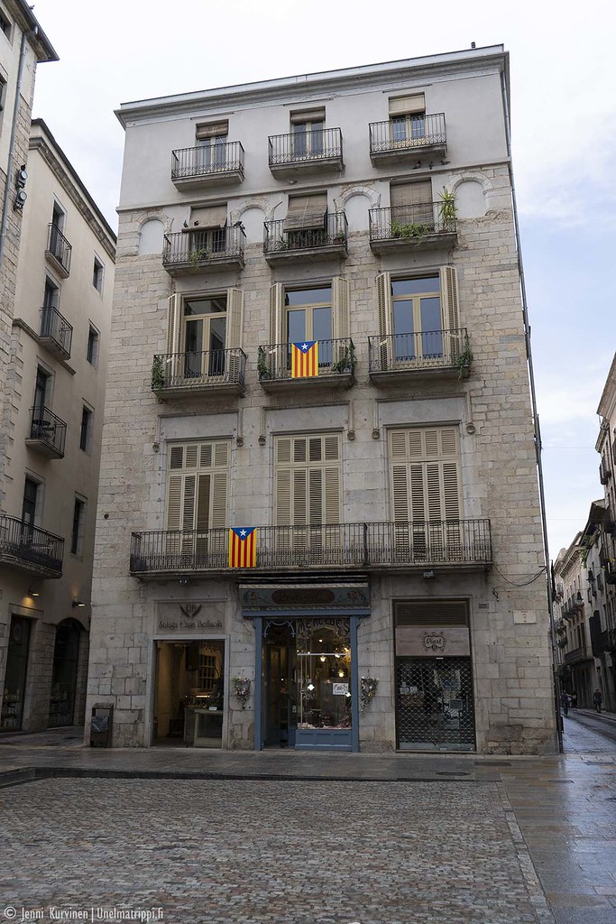 Rakennus, jonka seinillä on Katalonian lippuja