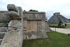 Chichén Itzá, platforma orlů a jaguárů, v pozadí El Castillo, foto: Petr Nejedlý
