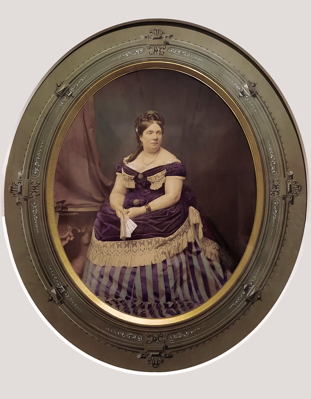 La reina Isabel II sentada sosteniendo un abanico 1872 fotografía de Franz Seraph Hanfstaengl Museo Galería de las Colecciones Reales Patrimonio Nacional Madrid