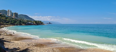 Playa Palmares, una curva de arena y agua turquesa bajo los cerros de la zona sur de Puerto Vallarta, Jalisco