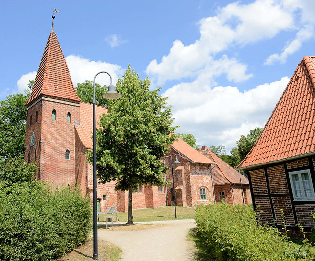 4075 St. Nikolai Kirche, Saalkirche aus Backstein - Fotos von Bardowick, Ort  im Landkreis Lüneburg in Niedersachsen.