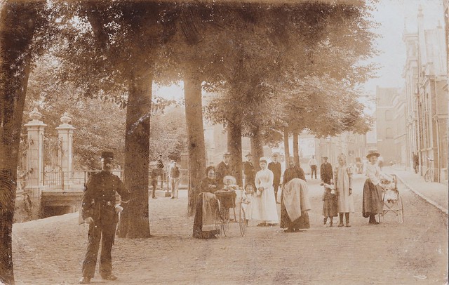 Fotokaart - Struisvogelstraat met toegang Kazerneplein en volk (rond 1910)