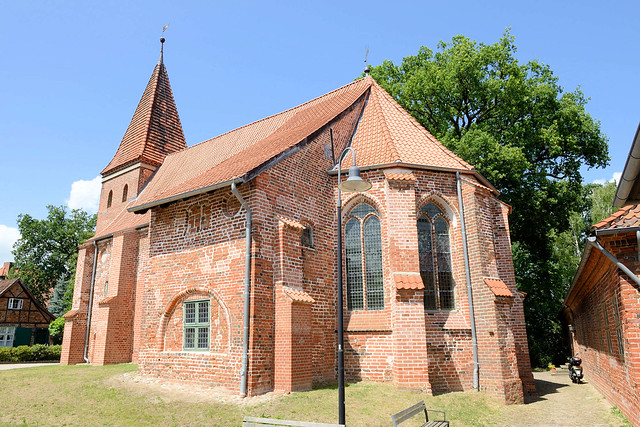4078 St. Nikolai Kirche, Saalkirche aus Backstein - Fotos von Bardowick, Ort  im Landkreis Lüneburg in Niedersachsen.