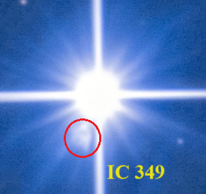 VCSE - A fényes, 4,2 magnitúdós Merope mellett látszik a bekeretezett területen a pici, 13 magnitúdós IC 349 planetáris köd. Ha ezen a kinagyított részletképen beazonosítottuk, akkor menjünk vissza a teljes képre (fenn), és keressük meg rajta az IC349-et! A Merope csillag körül keringő nagyobb méretű kékes ködösség neve: NGC 1435. - Fotó: Fridrich János