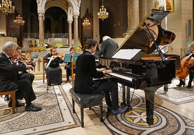 Le pianiste Antoine Simon en concert avec l'orchestre Paul Kuentz (Église Saint-Pierre de Montrouge, Paris)