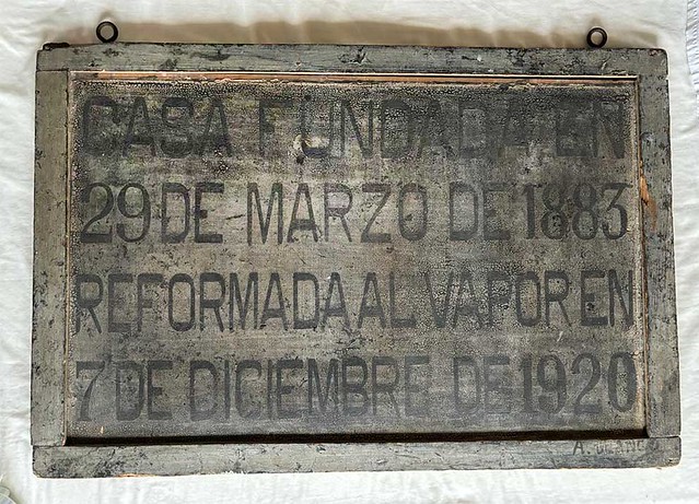 Ávila. Placa de la tintorería de Ambrosio Blanco, fundada en 1883. Cortesía de Arturo Blanco