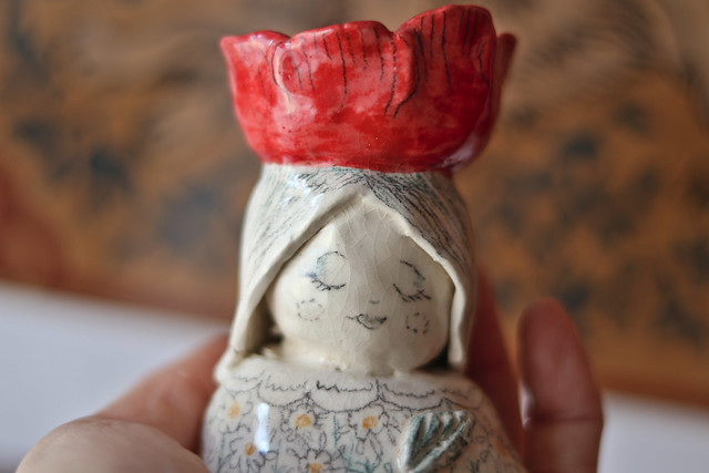 Bougeoir en faïence en forme de buste de femme avec corolle de fleur sur la tête