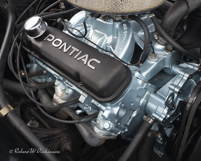 Clean Pontiac Powerplant