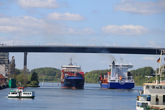 NOK Vor der Schleuse in Kiel hier mit der Holtenauer Hochbrücke
