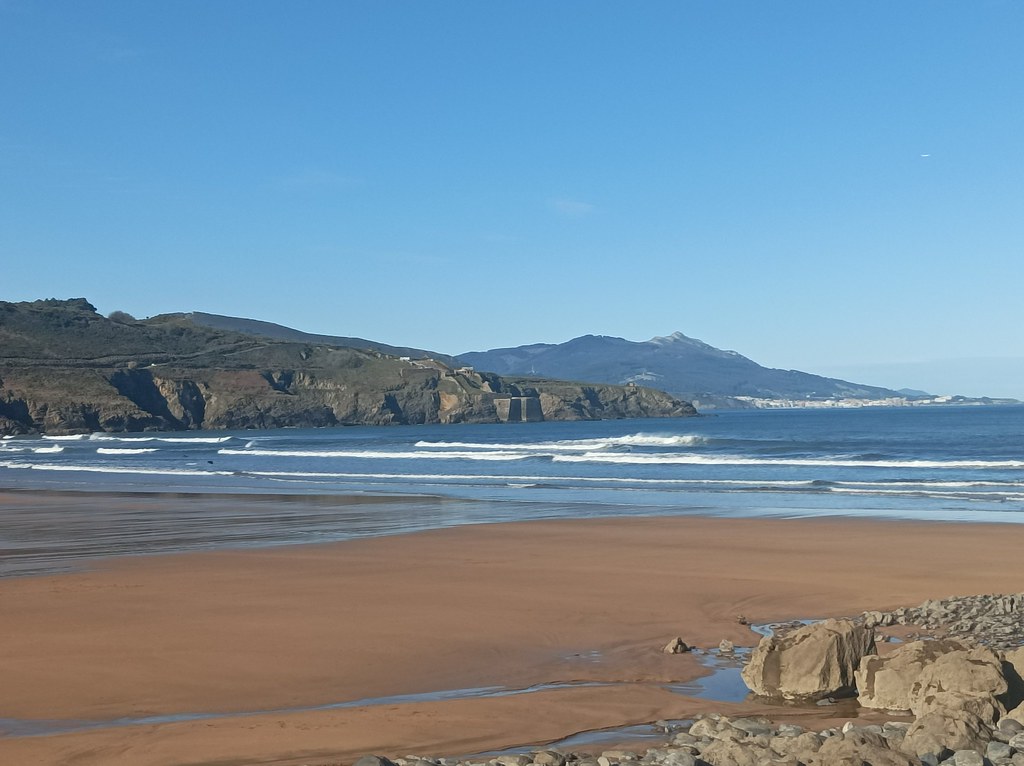 Playa la arena en este martes del mes de febrero con cielo… | Flickr
