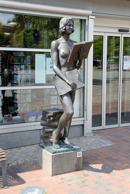 4183 Skulptur Nackte Frau liest ein Buch, Bildhauer Josef Andrey Wieczorek - Fotos von Bad Schwartau, Stadt  im Kreis Ostholstein in Schleswig-Holstein.
