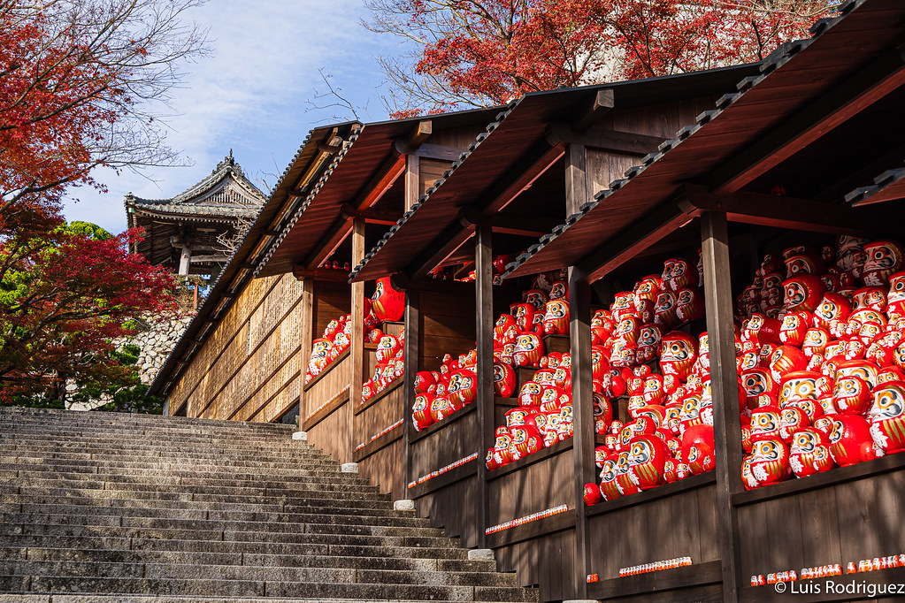 Kachi Daruma en un lateral del templo Katsuo-ji