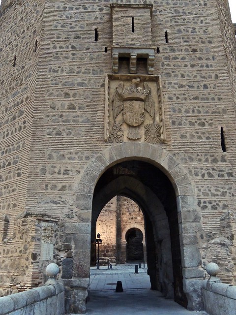 Fachada (este)Torreón occidental Puente de Alcantara-Puerta de Alcantara (de fondo)- Toledo (Castilla la Mancha)(Explore)