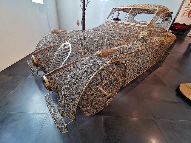 Museo Automovilístico y de la Moda de Málaga coche antiguo del año 1950 Jaguar fabricado en Inglaterra modelo años 50 diseñado en filigrana