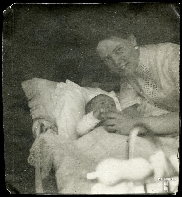 ArchivTappen41(5P)Album7K5 Cäcilie Gisela Maria Immaculata von Pranckh (front), mit Mutter, 1914