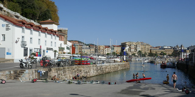 Au port, mise à l'eau du kayak, Saint Sébastien, Guipuscoa, Pays basque, Espagne.