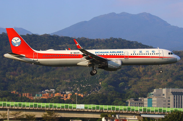 Sichuan Airlines 四川航空 Airbus A321-211(WL) B-8605