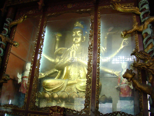 Interior Salón y Estatua deka Diosa Doumu en el Exterior del Salón del Estatua altar interior salon del Templo Ging Yang Gong taoista Chengdu China 18