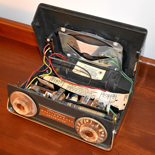 Vintage Westinghouse Cordless Transistor Radio (Chassis View), ModelH-621P6 (Charcoal Cabinet), AM Band, 6 Transistors, Made In USA, Circa 1957 | by France1978