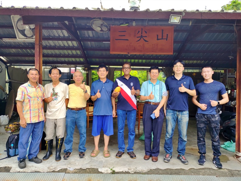 國立成功大學生命科學系特聘教授蔣鎮宇（左三）與研發團隊，於台南東山集合採集咖啡土壤，做養份與碳排放量分析。圖片來源：張語屏 提供