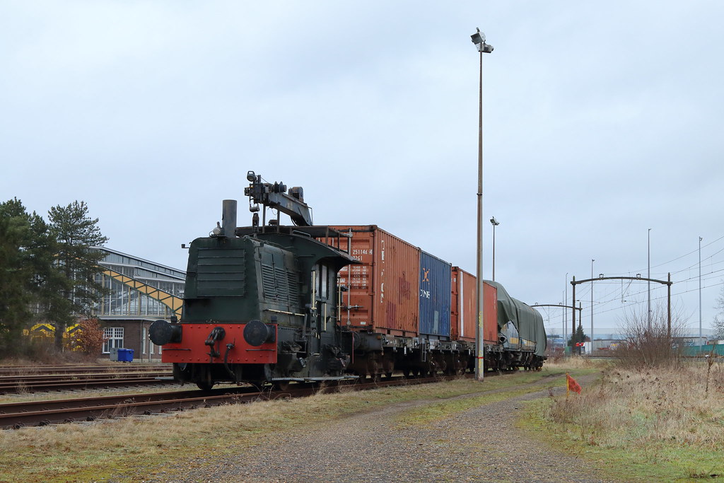Stichting 2454CREW ‘Sik’ 246 met containerwagens en voormalig Benelux rijtuig te Roosendaal