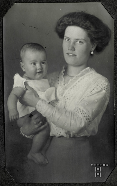ArchivTappen41(5P)Album7K22 Kinderphoto, Freiin Cäcilie von Pranckh, mit Mutter,  1910er