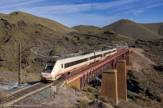 MD Almería-Granada atravesando el puente de Gérgal (Almería)
