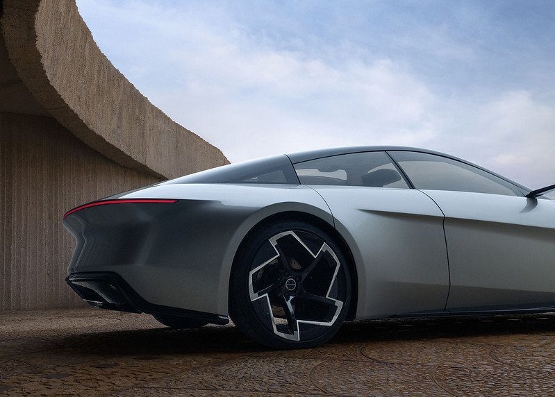 The Chrysler Halcyon Concept’s lightweight, machine-faced 22-inc