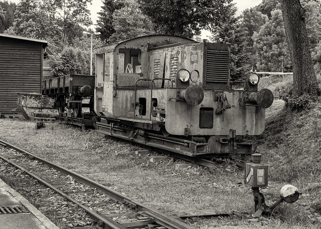 Sächsisches Schmalspurbahn-Museum Rittersgrün: Normalspur-Diesellok Köf auf Schmalspur-Rollwagen