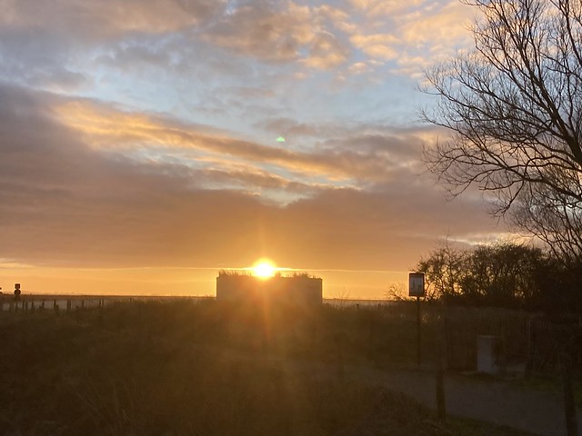 Promenade Alfred Manessier en Baie de Somme au soleil couchant.