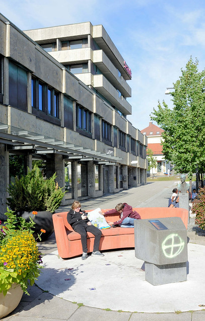 4652  Moderne Gewerbebau mit Wohnungen, Sitzelemente auf der Straße  - Fotos von Fredrikstad, einer Stadt und Kommune in der Provinz  Østfold in Norwegen.
