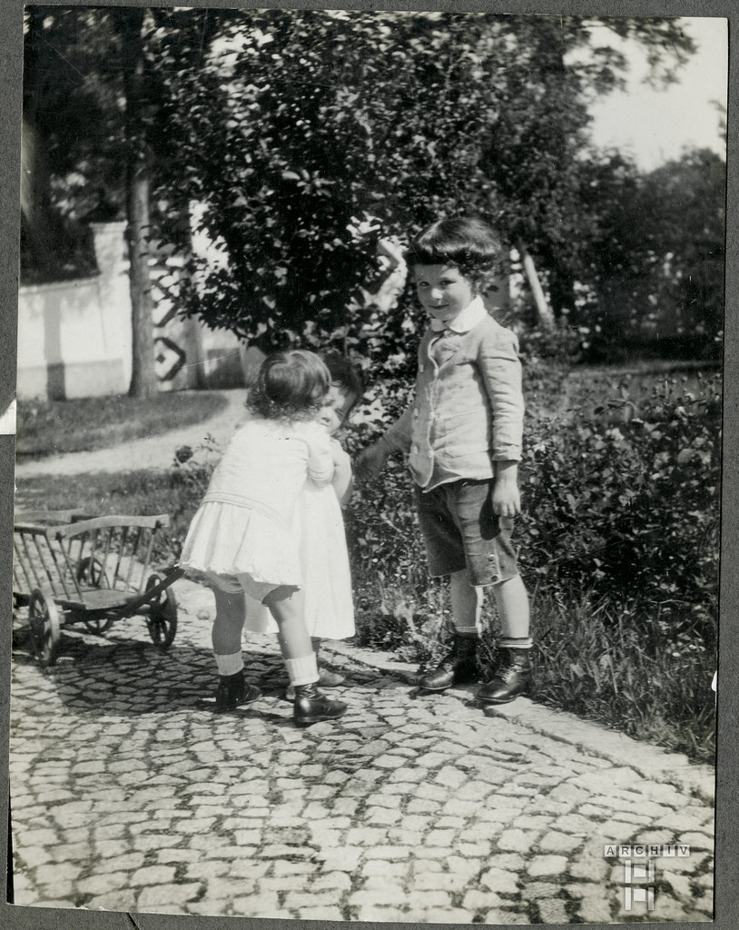 ArchivTappen41(5P)Album7K47 Kindheitsfoto, Freiin Cäcilie von Pranckh, 1910er