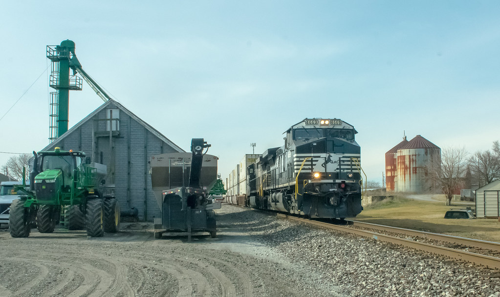 An eastbound intermodal at Leipsic, Ohio