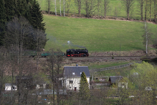 2022-05-04; 0174. SDG 99 1773-3 met trein P1007. Fürstenweg, Cranzahl, Sehmatal.