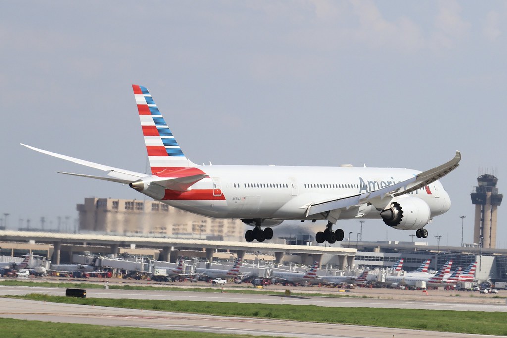 American Airlines 787-9 arriving at DFW